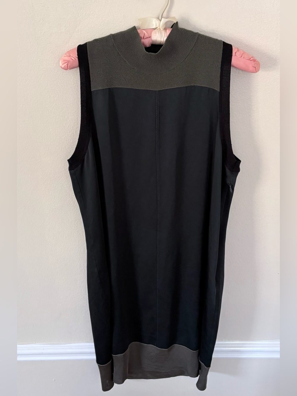 Sleeveless Black and Olive Shift Dress - Super Chic - Picture 2 of 5